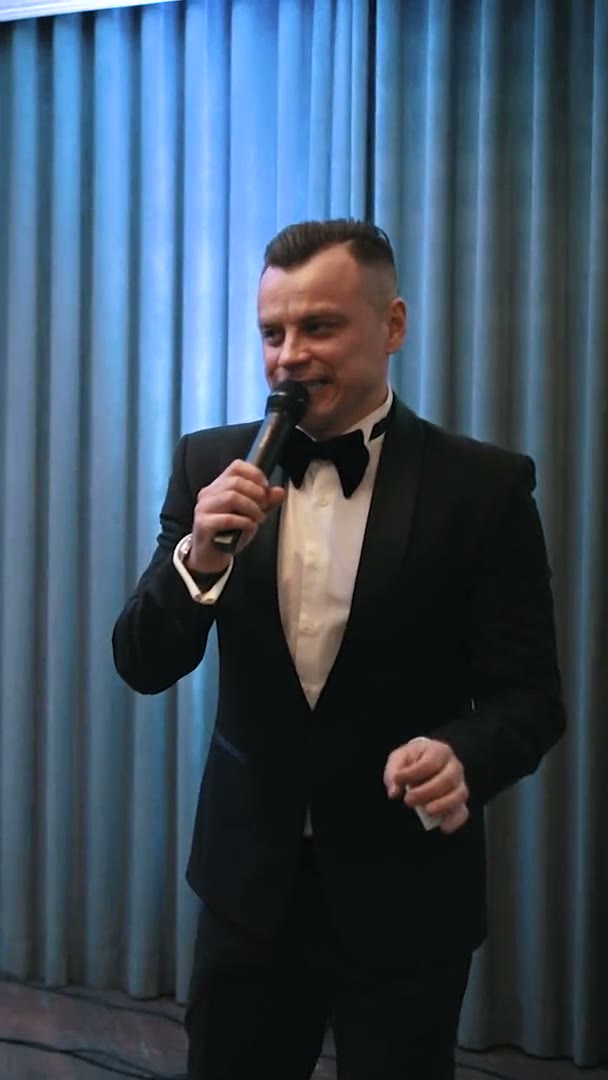 Александр Галактик с микрофоном на мероприятии, кадр из шоурила